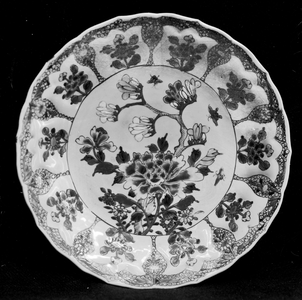 835590 Afbeelding van een Japans bord, behorend aan de familie De Bièvre (Achter Sint-Pieter 16) te Utrecht.